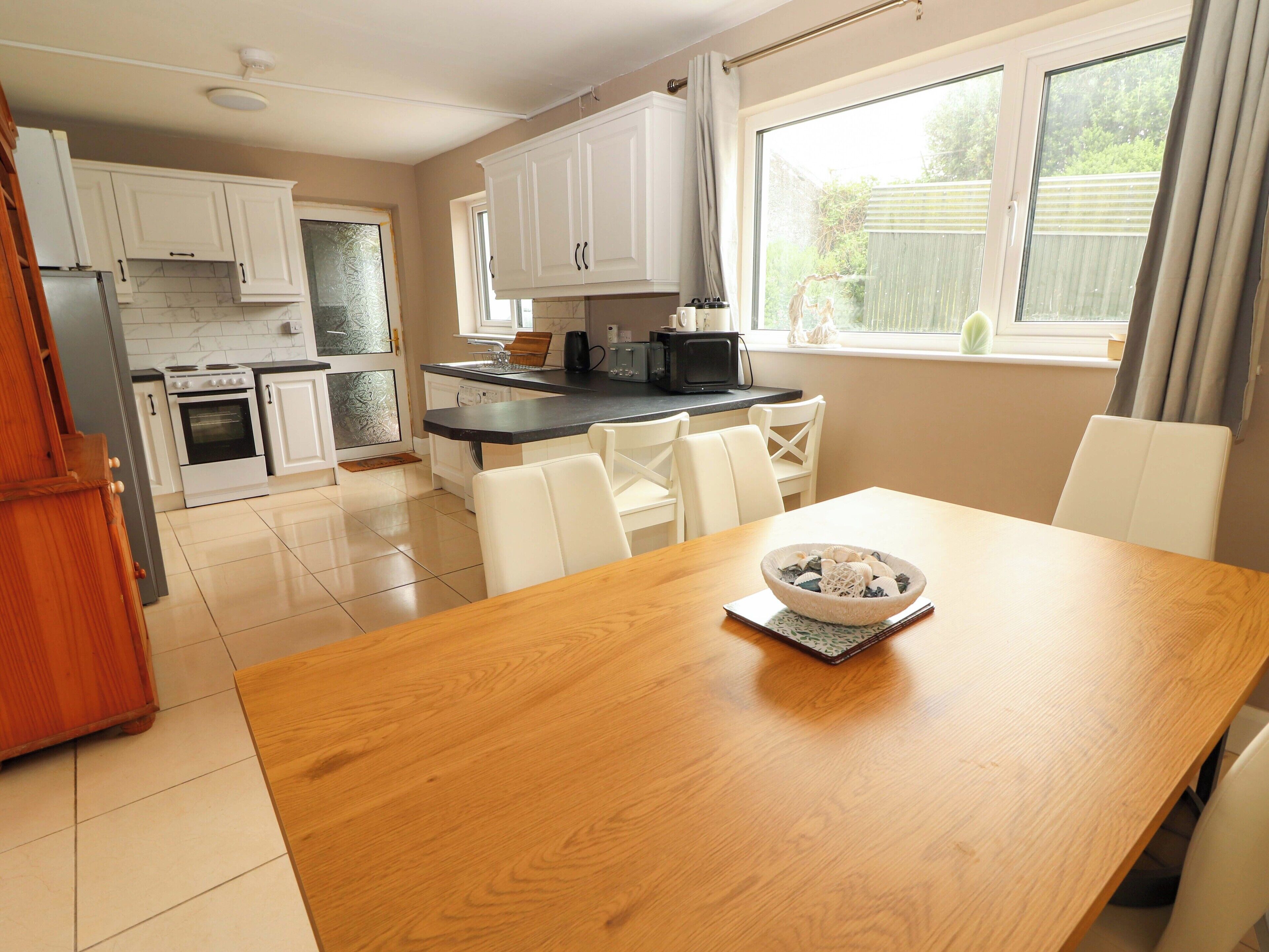 Een koelkast, kookgerei, borden en bestek