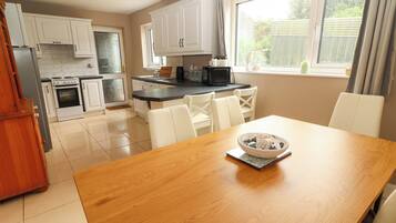 Een koelkast, kookgerei, borden en bestek