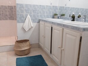 Doccia, asciugacapelli, asciugamani, sapone