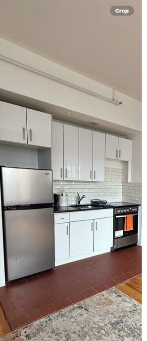 Een koelkast, een microgolfoven, een oven, een kookplaat