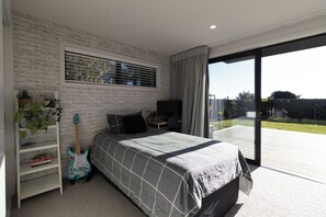 3 bedrooms, iron/ironing board, WiFi, bed sheets - Modern Family home with Views, Sunsets and Space in Atawhai. 8 mins to Nelson. (Nelson)