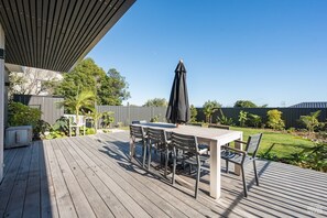 Outdoor dining - Modern Family home with Views, Sunsets and Space in Atawhai. 8 mins to Nelson. (Nelson)