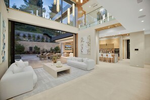 Luksushuvila, useita sänkyjä, pääsy uima-altaalle, näköala uima-altaalle (Hutton Villa) | Sisätilat