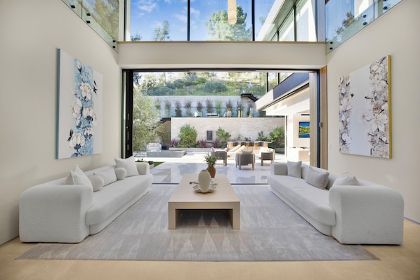 Luxe villa, Meerdere bedden, toegang tot zwembad, uitzicht op zwembad (Hutton Villa) | Interieur