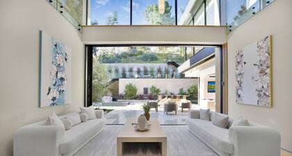 Hutton Villa - 5-bedroom Retreat in Iconic Beverly Hills Oasis
