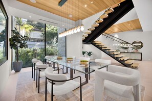 Vila superluxo, várias camas, acesso à piscina, vista para a piscina (Hutton Villa) | Opções para refeição