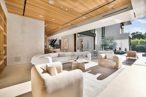 Luxe villa, Meerdere bedden, toegang tot zwembad, uitzicht op zwembad (Hutton Villa) | Interieur