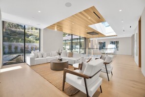 Luxe villa, Meerdere bedden, toegang tot zwembad, uitzicht op zwembad (Hutton Villa) | Interieur