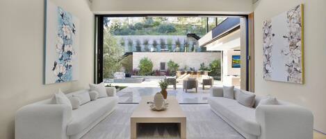 ラグジュアリー ヴィラ ベッド (複数台) プールアクセス プールビュー (Hutton Villa) | 内装