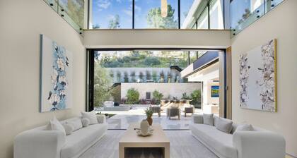 Hutton Villa - 5-bedroom Retreat in Iconic Beverly Hills Oasis