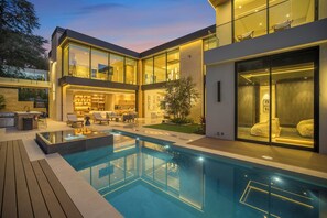 Piscina externa, espreguiçadeiras