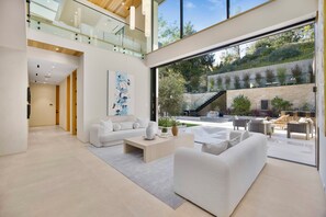 Luxus villa, több ágy, hozzáférés a medencéhez, kilátással a medencére (Hutton Villa) | Lobby