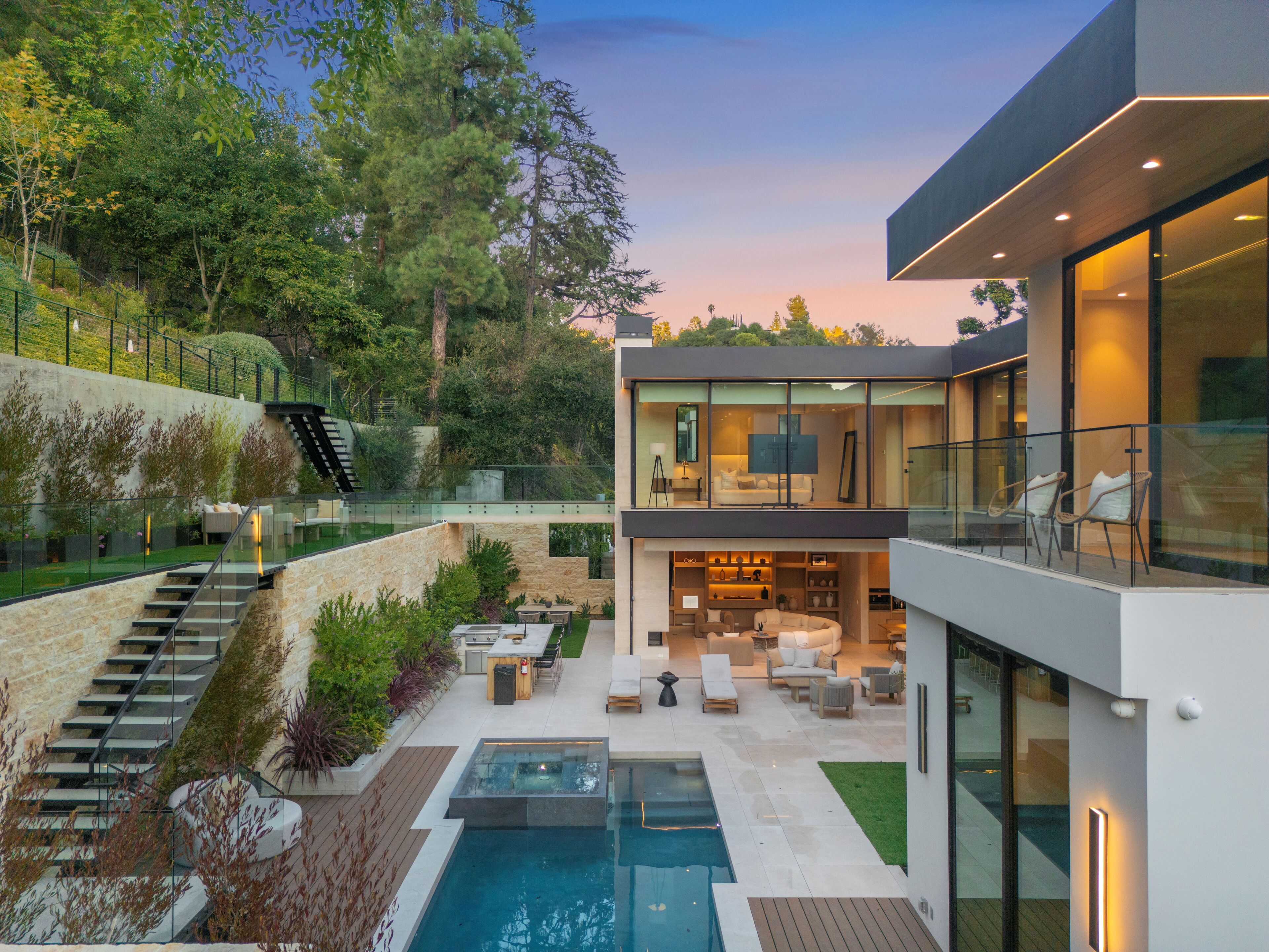 室外游泳池，日光浴躺椅