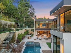 Een buitenzwembad en ligstoelen