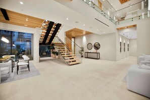 Luxus villa, több ágy, hozzáférés a medencéhez, kilátással a medencére (Hutton Villa) | Belső rész