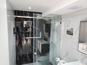Dusche, Haartrockner, Handtücher, Seife