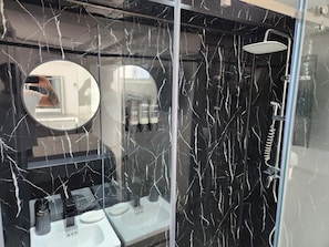 Douche, sĂšche-cheveux, serviettes fournies, savon