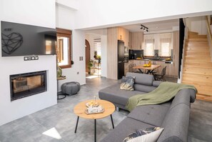 Smart TV, fireplace - Stylish Villa with Heated Pool, Jacuzzi, Gym & Superb Views (Archontiki)