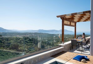 Outdoor dining - Stylish Villa with Heated Pool, Jacuzzi, Gym & Superb Views (Archontiki)