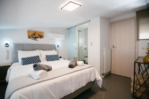 3 bedrooms, in-room safe, iron/ironing board, travel cot