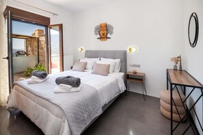 3 bedrooms, in-room safe, iron/ironing board, travel cot - Stylish Villa with Heated Pool, Jacuzzi, Gym & Superb Views (Archontiki)