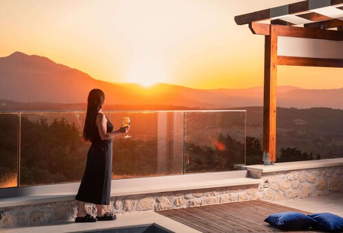 Stylish Villa with Heated Pool, Jacuzzi, Gym & Superb Views