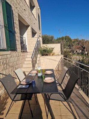 Outdoor dining - Solentia Stomorska (Split-Dalmatië)