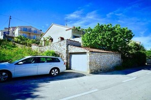 المنطقة المحيطة بالمنشأة