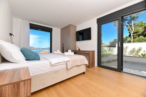 5 bedrooms, iron/ironing board, free WiFi