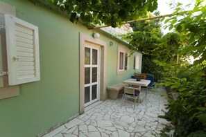 تناول الطعام بالخارج