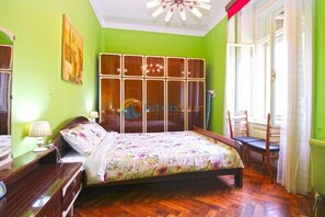 2 habitaciones, tabla de planchar con plancha y cuna de viaje 