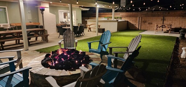 Terrace/patio - Stylish West Hills Haven w/ Fire Pit, Outdoor Kitchen & Spacious Patio Bliss (Los Angeles)