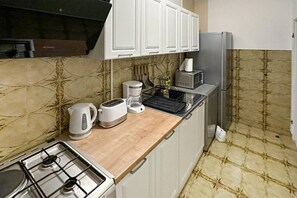 Kjøleskap, mikrobølgeovn, ovn og kokeplater