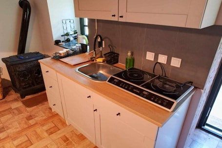 Fridge, microwave, stovetop, toaster. Holiday Home Saniv - Holiday Home