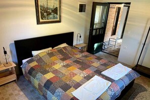 Travel crib, free WiFi