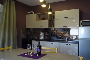 Kühlschrank, Mikrowelle, Ofen, Herdplatte