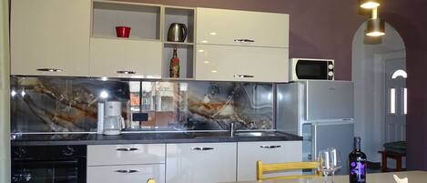 Kühlschrank, Mikrowelle, Ofen, Herdplatte