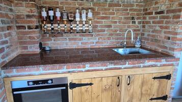 Een koelkast, een magnetron, een oven, een kookplaat