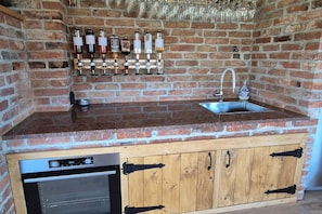 Een koelkast, een magnetron, een oven, een kookplaat