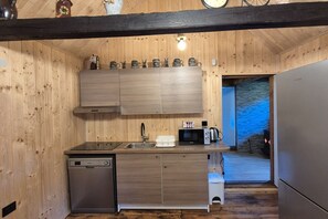 Fridge, microwave, oven, stovetop - Holiday Home Ana - Holiday Home (Brezane Lekenicke)