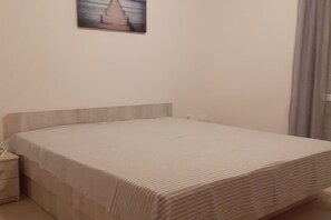 1 bedroom, iron/ironing board, travel cot, free WiFi