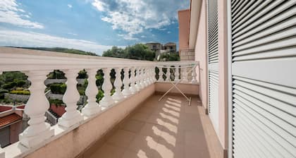 Guest House Villa Anggela - Two Bedroom Apartment with Balcony and Sea View