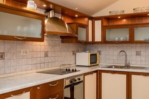 Fridge, oven, stovetop, dining tables
