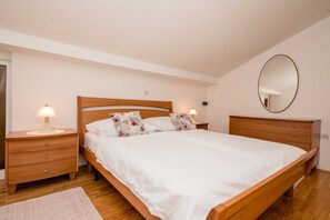 2 bedrooms, travel crib, free WiFi