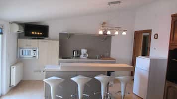 Coffee/tea maker, fridge, microwave, stovetop