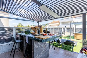 Outdoor dining - Apartment Merita - Two Bedroom Apartment with Balcony (Kastel Kambelovac)