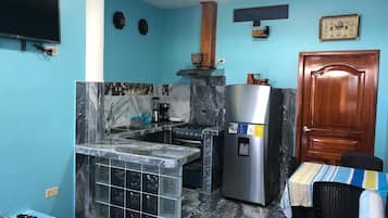 Refrigerador, microondas, placa de cocina, cafetera/tetera