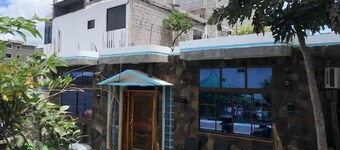 2 Bedrooms House w/ AC & Wi-Fi & TV - For 5 Guest - 2 min from the beach!