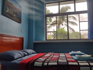 Escritorio, tabla de planchar con plancha, wifi gratis y ropa de cama