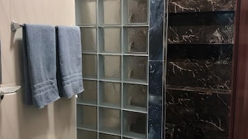 Secador de pelo, toallas, jabón, papel higiénico